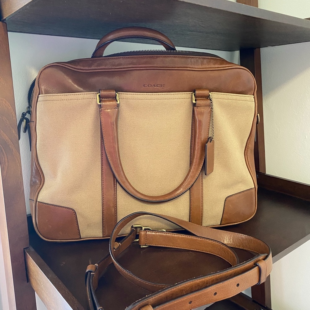 Coach Men’s Bleecker Archival Twill Slim Brief. Twill w/leather trim. Inside zip